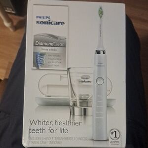 Philips Sonicare DiamondClean Toothbrush - Silver and White